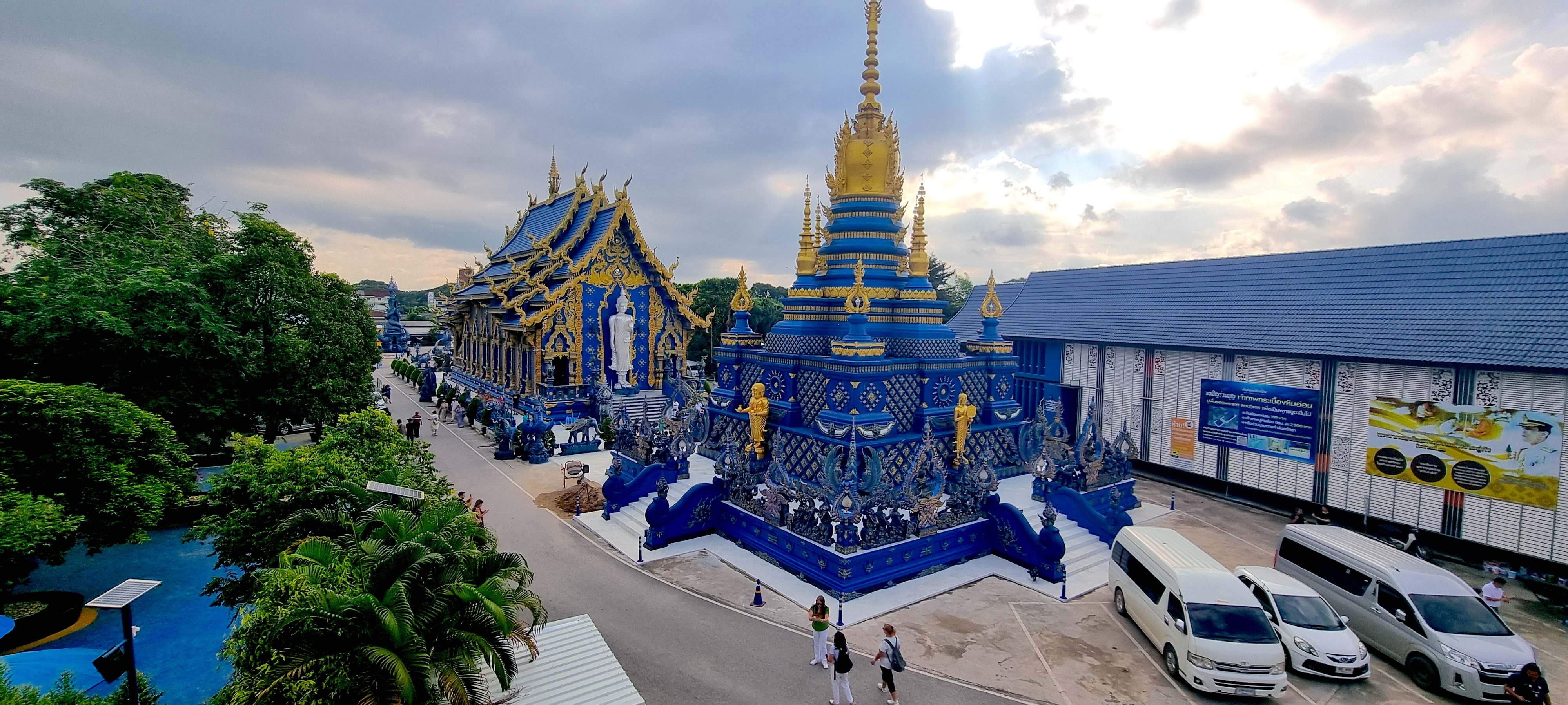 Wat Rong Suea Ten — Niebieska Świątynia w Chiang Rai